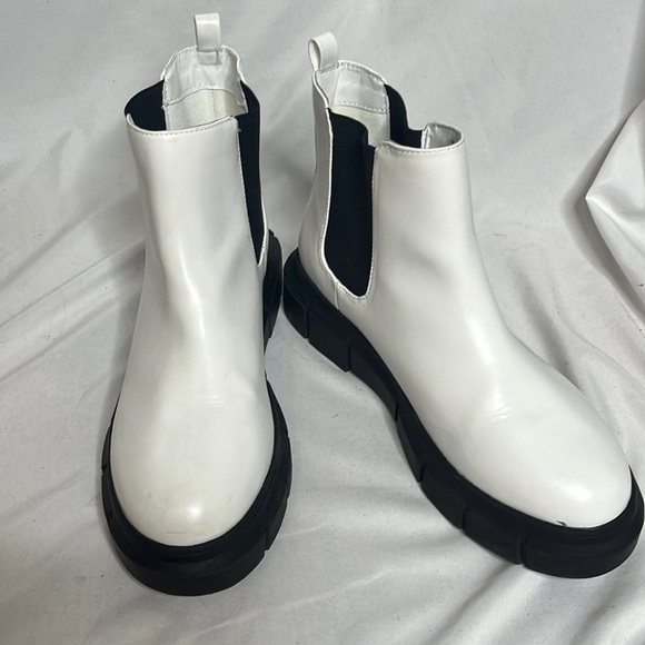 BP. Niya Lug sole Chelsea boot in white - Picture 2 of 11